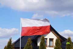 Piękna flaga Polski powiewa na szlaku